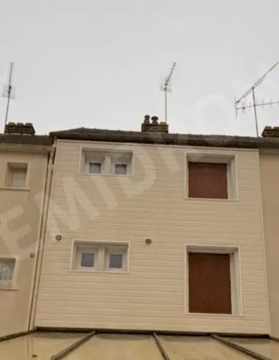 Façade de maison avec antennes sur le toit.