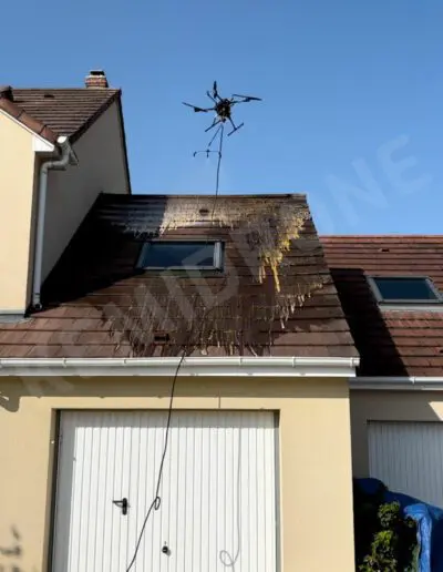 Drone nettoyant une toiture.