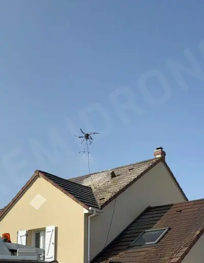 Drone en vol au-dessus d'une maison.