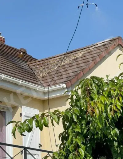 Drone arrosant un toit de maison