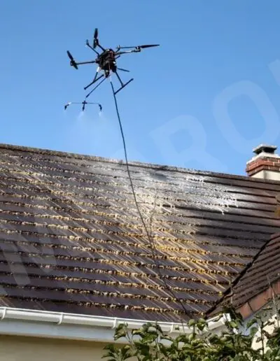 Drone nettoyant un toit avec de l'eau