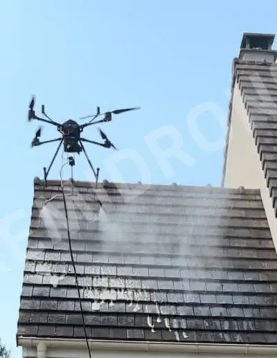 Drone nettoyant toit d'une maison.