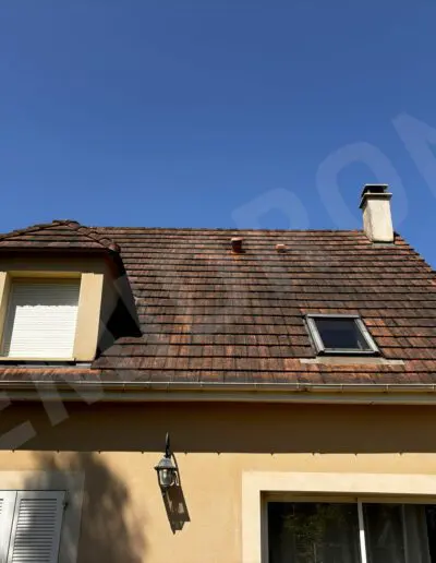 Toit en tuiles avec fenêtre de toit.