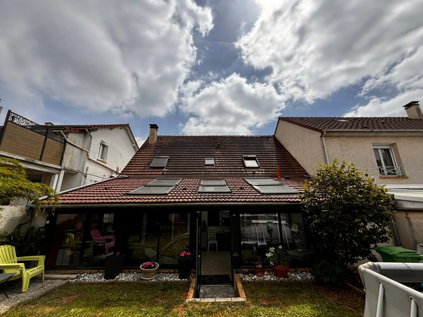 Démoussage toiture Savigny-sur-Orge avant traitement KEMIDRONE Toiture tuile béton 140 m² avant démoussage à Savigny-sur-Orge, colonisation lichen sous couloir aérien Orly, intervention KEMIDRONE juin 2025