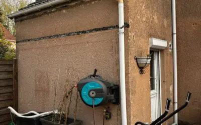 Prix nettoyage toiture au m² en 2026 : tarifs réels et facteurs