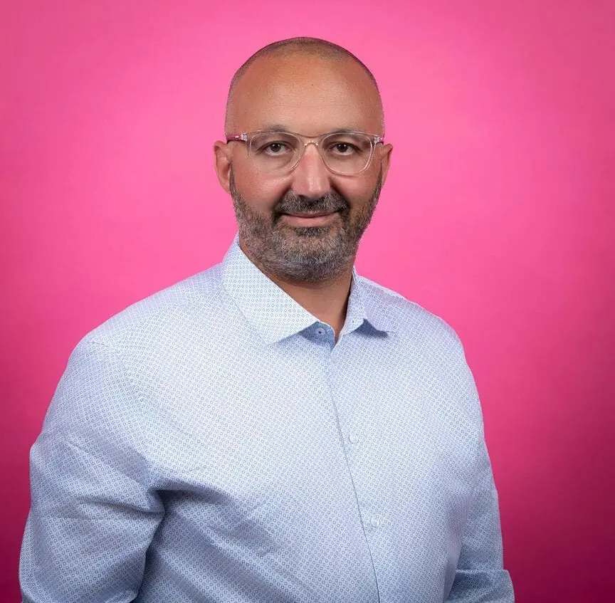 Mimoun Kalai, fondateur de KEMIDRONE, en intervention de nettoyage de toiture par drone en Île-de-France