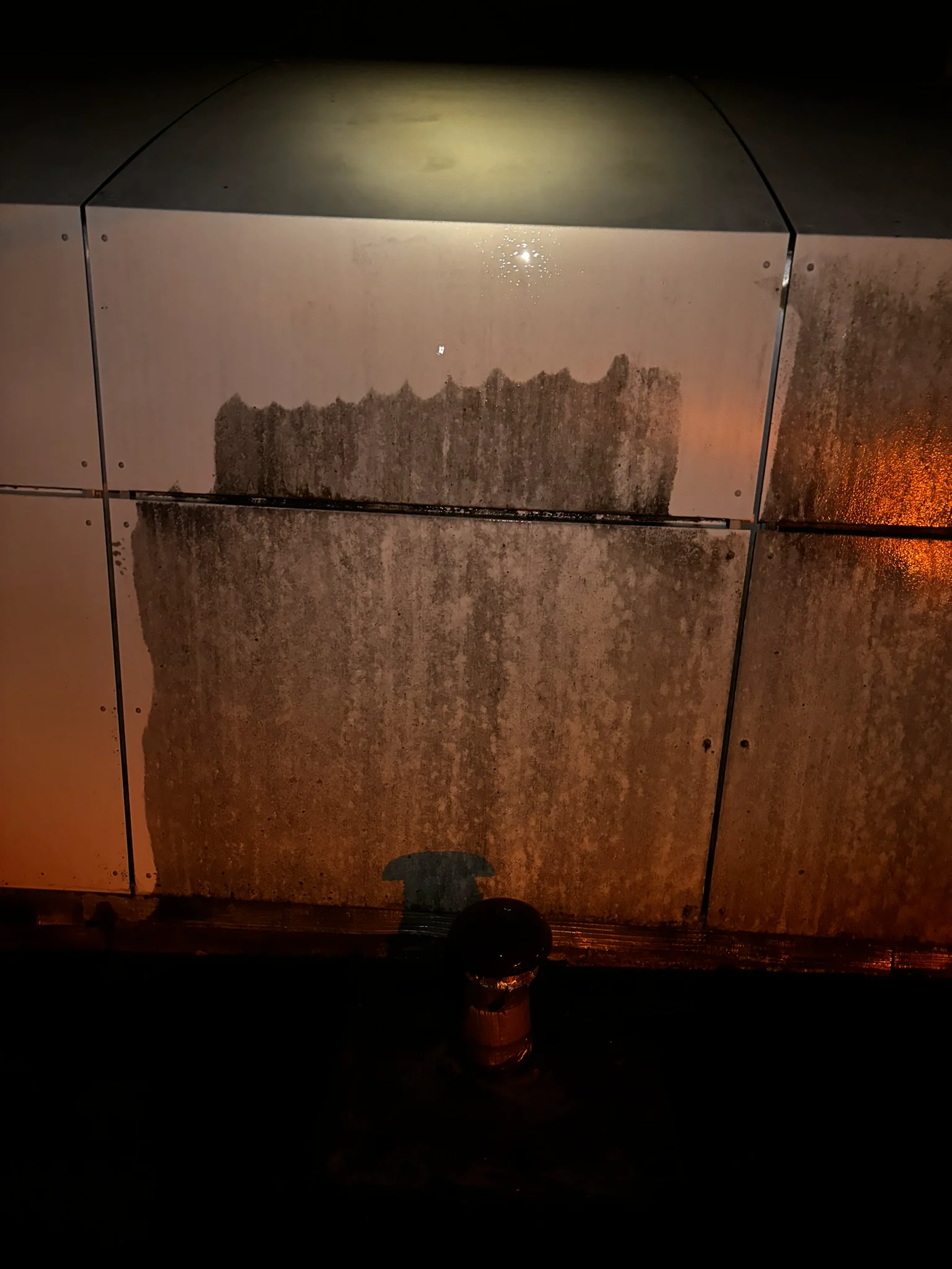 Enveloppe métallique industrielle marquée par la saleté et des traces de rouille